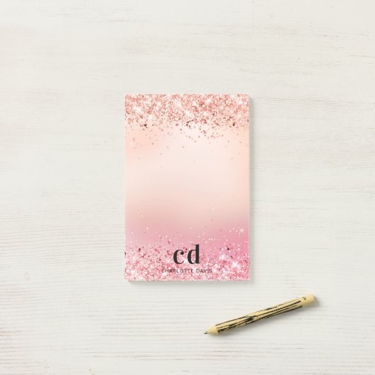 Post-it® Monogramme rose pâle rose (Sur un bureau)