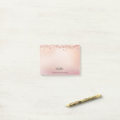 Post-it® Monogramme rose pâle rose (Sur un bureau)