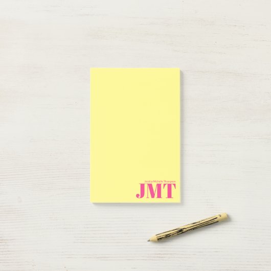 Post-it® Monogramme simple jaune clair et rose clair (Sur un bureau)