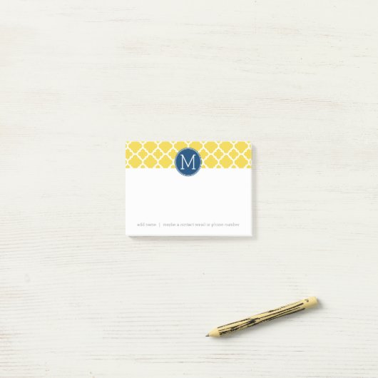 Post-it® Monogramme sur mesure du Motif de Quatrefoil Jaune (Sur un bureau)
