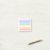 Post-it® Monogramme sur Pastel Arc-en-ciel et cadre blanc (Sur un bureau)
