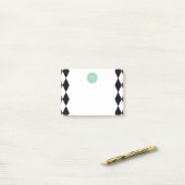 Post-it® Motif blanc noir de harlequin, monogramme vert en (Sur un bureau)