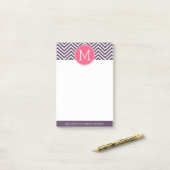 Post-it® Motif Chevron avec Monogramme - rose violet (Sur un bureau)