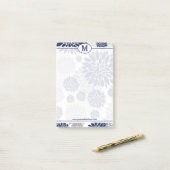 Post-it® Motif floral bleu et gris Monogramme (Sur un bureau)