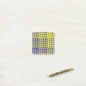 Post-it® Motif patchwork damier jaune violet (Sur un bureau)