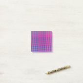 Post-it® Motif patchwork damier rose violet (Sur un bureau)
