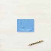 Post-it® Multitude de Monogrammes Bleu Ciel Avec Votre Nom (Sur un bureau)