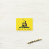 Post-it® Ne pas taper sur le drapeau de Me Gadsden (Sur un bureau)