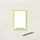 Post-it® Neon Lime Bordure Jaune Professionnel Nom simple (Sur un bureau)