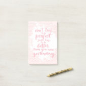 Post-it® N'essayez pas d'être parfait, juste essai à être (Sur un bureau)