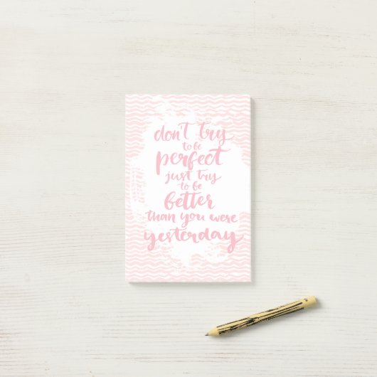 Post-it® N'essayez pas d'être parfait, juste essai à être (Sur un bureau)