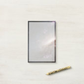 Post-it® Ngc 4258 Sous Formation D'Étoiles Intenses. (Sur un bureau)