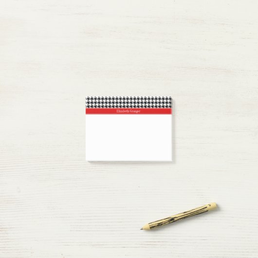 Post-it® Noir Blanc Houndstooth Nom rouge Monogramme (Sur un bureau)