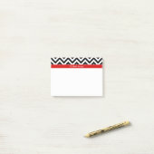 Post-it® Noir Blanc LG Chevron Rouge Nom Monogramme (Sur un bureau)