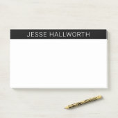 Post-it® Nom blanc moderne ou entreprise sur fond noir (Sur un bureau)