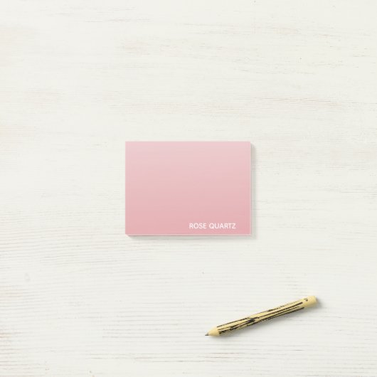 Post-it® Nom de couleur rose quartz rose (Sur un bureau)