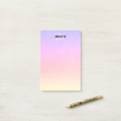 Post-it® Nom de monogramme arc-en-ciel moderne  (Sur un bureau)