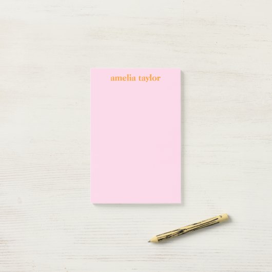 Post-it® Nom d'enseignant personnalisé rose et orange (Sur un bureau)
