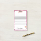 Post-it® Nom du monogramme de la Parties scintillant rose (Sur un bureau)