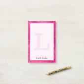 Post-it® Nom du monogramme étincelant brillant rose-chaud (Sur un bureau)