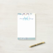 Post-it® Nom du monogramme personnalisé bleu mou (Sur un bureau)