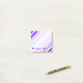 Post-it® Nom fait sur commande + Motif rayé pourpre et (Sur un bureau)