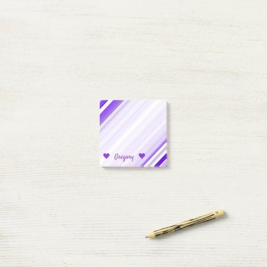 Post-it® Nom fait sur commande + Motif rayé pourpre et (Sur un bureau)