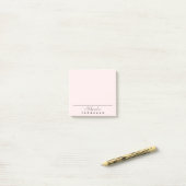 Post-it® Nom Personnalisable Simple Minimal Sur Rose Blush (Sur un bureau)