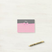 Post-it® Nom personnalisé diamant rose arc rose (Sur un bureau)