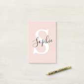 Post-it® Nom personnalisé moderne Monogram Pastel Rose (Sur un bureau)