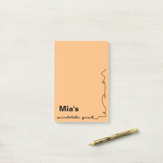 Post-it® Nom personnalisé Orange Scribble Pad (Sur un bureau)