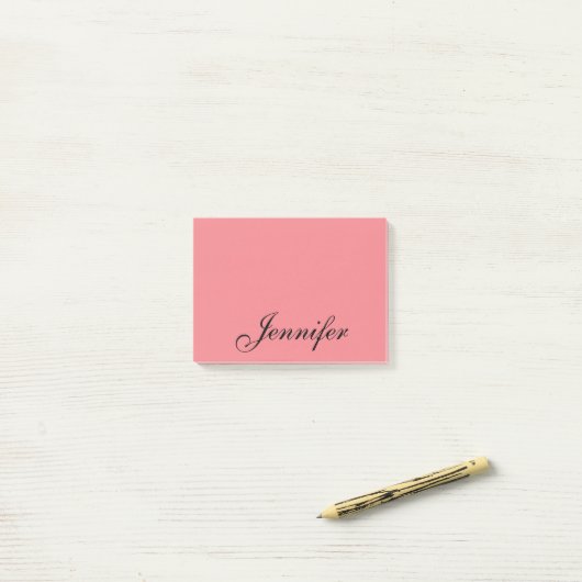 Post-it® Nom personnalisé Script moderne Coral rose (Sur un bureau)