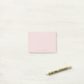 Post-it® Nom rose subtil sur rose tendre (Sur un bureau)