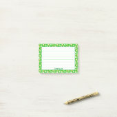 Post-it® Nom : St Patrick's Green/White Shamrock Motif (Sur un bureau)