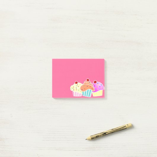 Post-it® Note collante de 3 petits gâteaux (Sur un bureau)