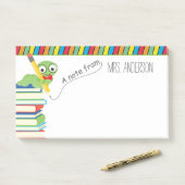 Post-it® Note de l'enseignant avec un ver de livre (Sur un bureau)