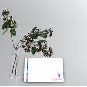 Post-it® Note sur le dégradé bleu du monogramme initial V c