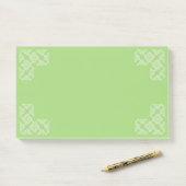 Post-it® Note (XL) - Coins en treillis sur Lime Green (Sur un bureau)