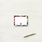 Post-it® Notes au néon roses de Courrier-it® de professeur (Sur un bureau)