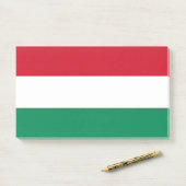 Post-it® Notes avec le drapeau de la Hongrie (Sur un bureau)