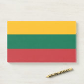 Post-it® Notes avec le drapeau de la Lituanie (Sur un bureau)