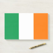 Post-it® Notes avec le drapeau de l'Irlande (Sur un bureau)