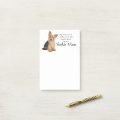 Post-it® Notes de post-it de maman de Yorkie (Sur un bureau)