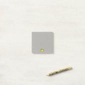 Post-it® Notes de post-it mignonnes jaunes mignonnes de (Sur un bureau)