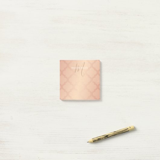 Post-it® Notes de post-it - nom rose d'initiale de trellis (Sur un bureau)