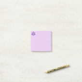 Post-it® Notes de post-it pourpres sensibles de crocus (Sur un bureau)