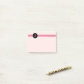 Post-it® Notes décorées d'un monogramme faites sur commande (Sur un bureau)