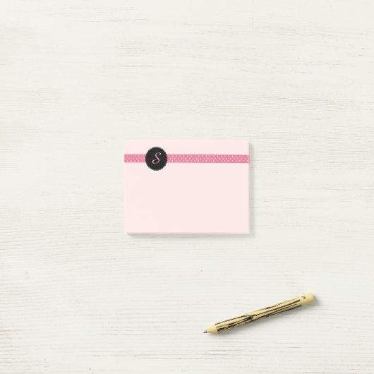 Post-it® Notes décorées d'un monogramme faites sur commande (Sur un bureau)