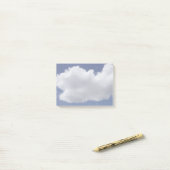 Post-it® Notes du ciel nuageux sur le post-it (Sur un bureau)
