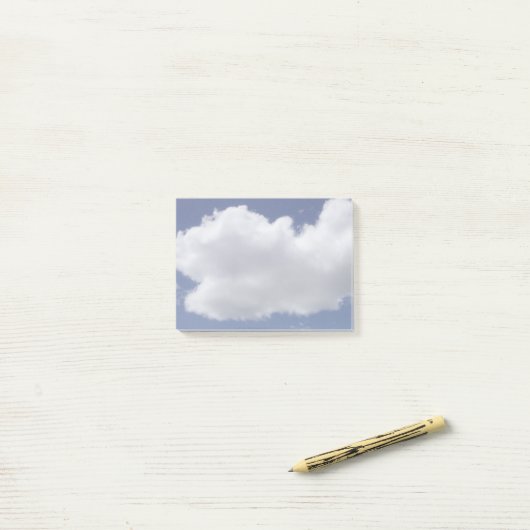 Post-it® Notes du ciel nuageux sur le post-it (Sur un bureau)